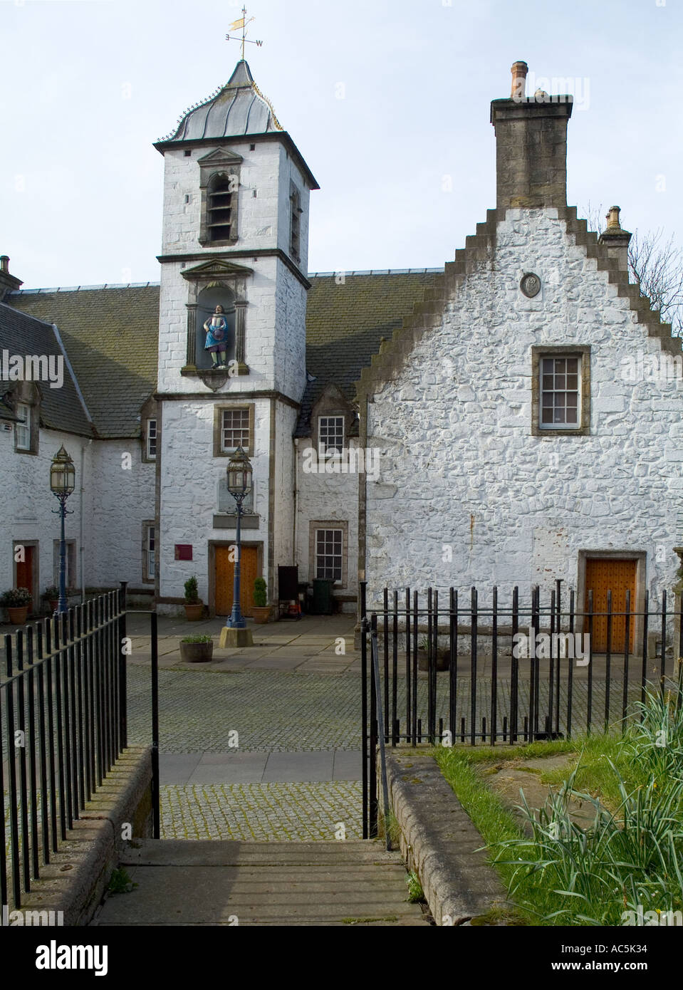 dh STIRLING STIRLINGSHIRE John Cowanes Hospital Eingang Statue und Turm Stockfoto