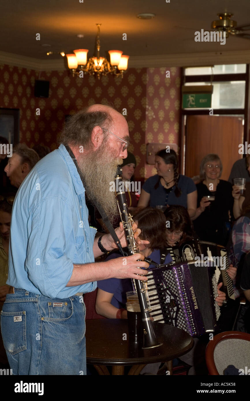 Dh Orkney Folk Festival STROMNESS ORKNEY Klarinette Musiker spielen Stromness Hotel Lounge Bar Pub Stockfoto
