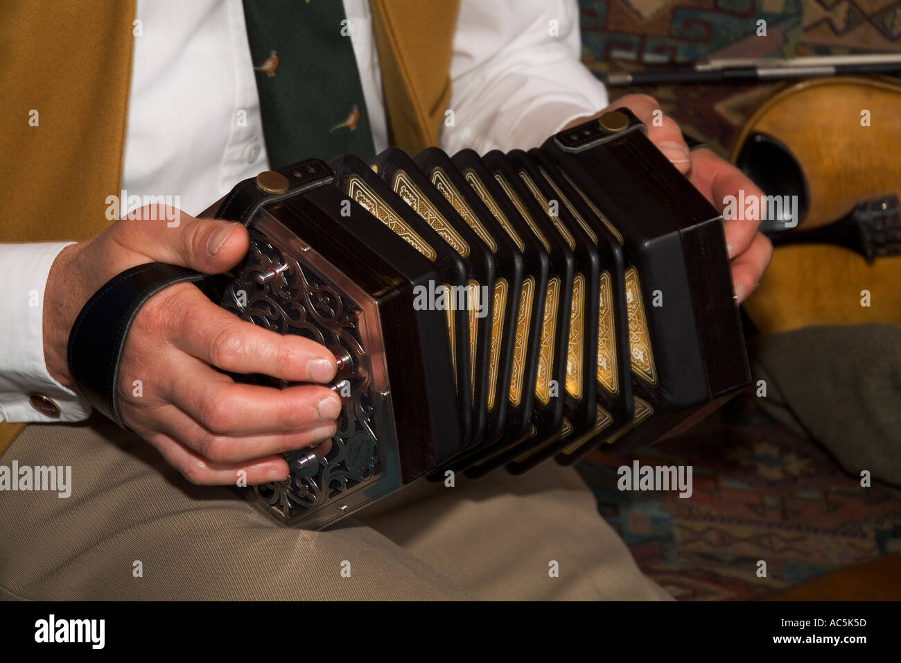 dh Orkney Folk Festival STROMNESS ORKNEY Anglo Concertina Musikinstrument Quetschbox Stockfoto