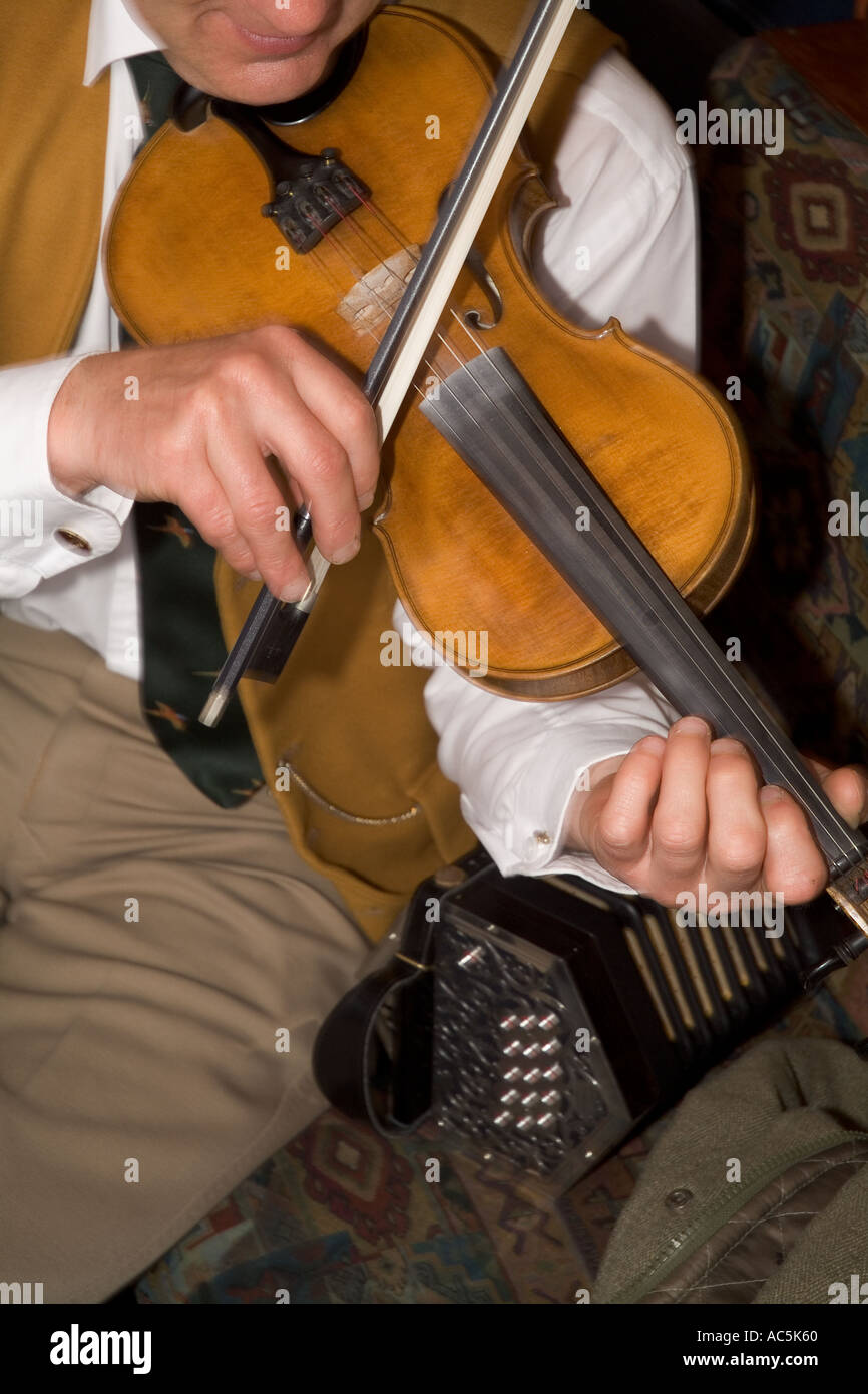 dh Orkney Folk Festival STROMNESS ORKNEY Bow Fiddle Musikinstrument Isolierter Geiger für Erwachsene Stockfoto
