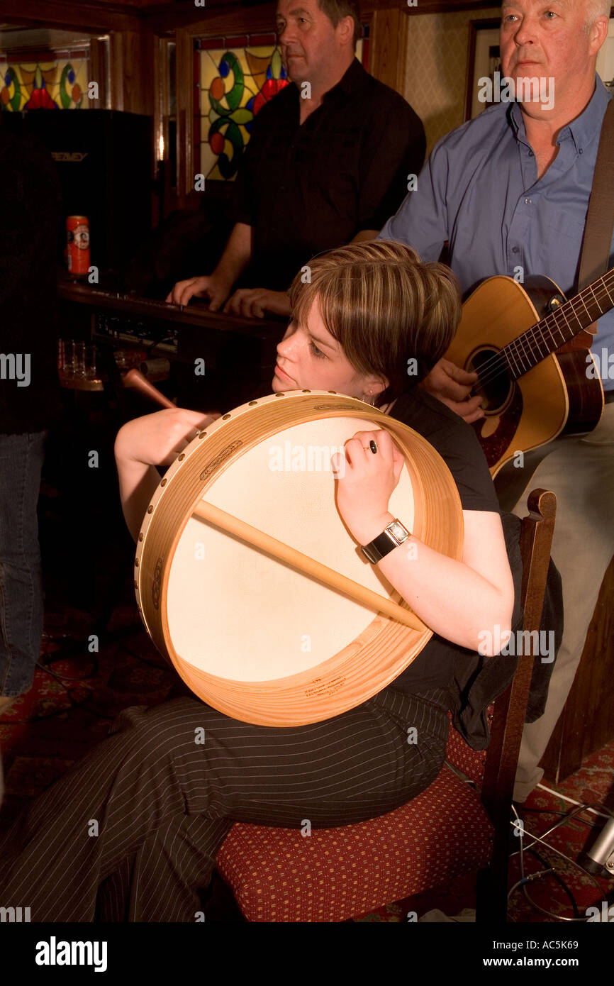 dh Orkney Folk Festival STROMNESS ORKNEY traditionelle Musiker Instrument spielen Bodhran keltische Musik Pub spielen irische Trommel Frau schottland Stockfoto