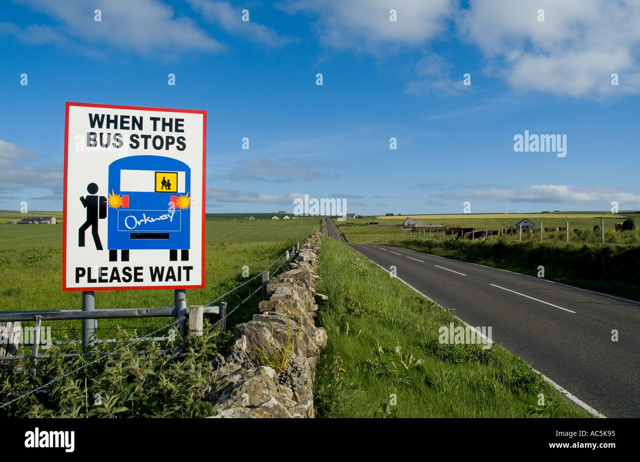 dh Scottish School Rural Bushaltestelle ORKNEY SCOTLAND UK Sicherheits-Verkehrswarnschild angezeigt Hauptstraße Vorsicht Kinder Schilder Stockfoto