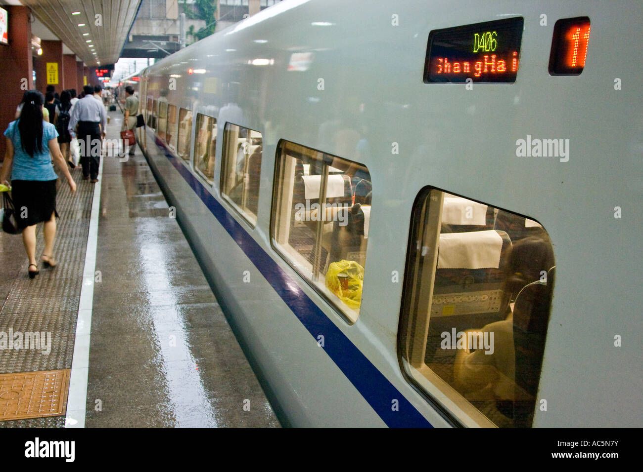 High-Speed Shanghai Nanjing Eisenbahn Zug im Bahnhof Shanghai China D406 Stockfoto
