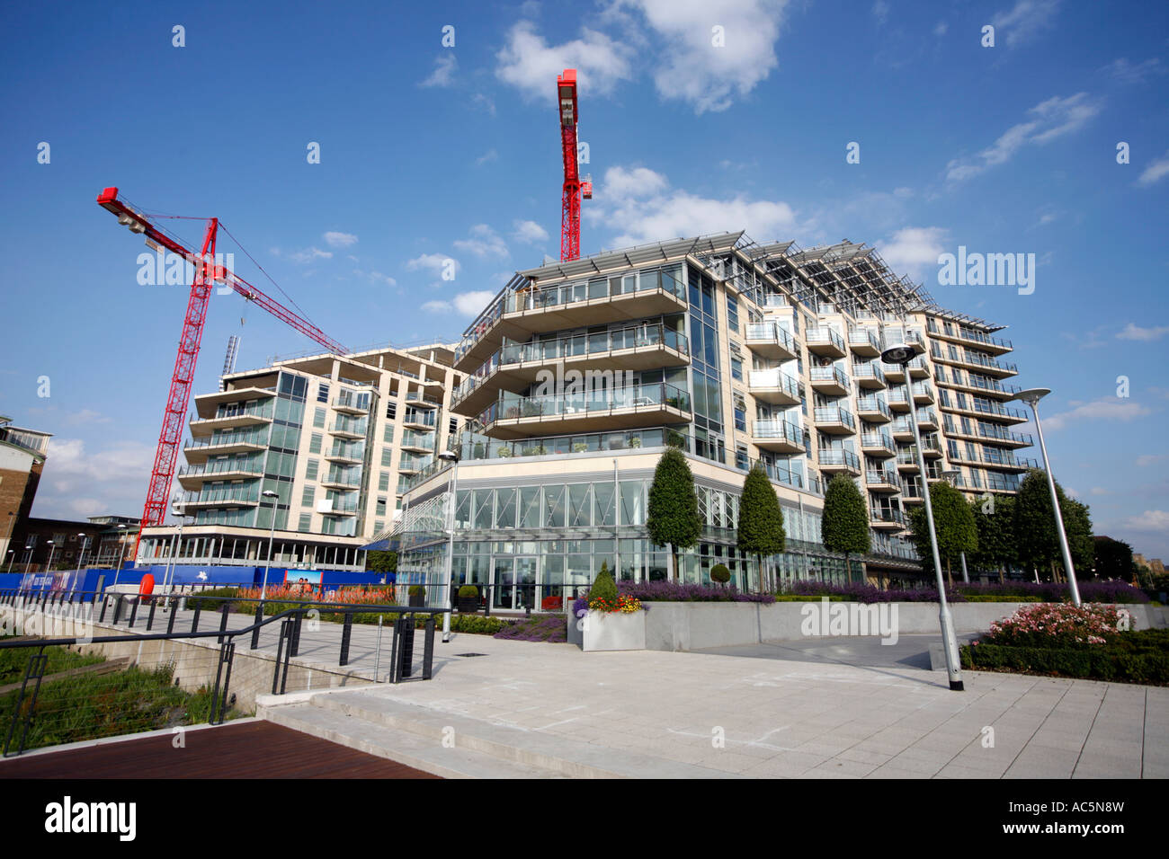 Neue Luxus-Appartements im Bau, Battersea erreichen, London Stockfoto