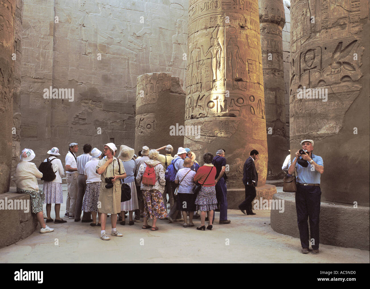 Reisegruppe in die Hypostyle Halle von Karnak, Luxor, Ägypten Stockfoto