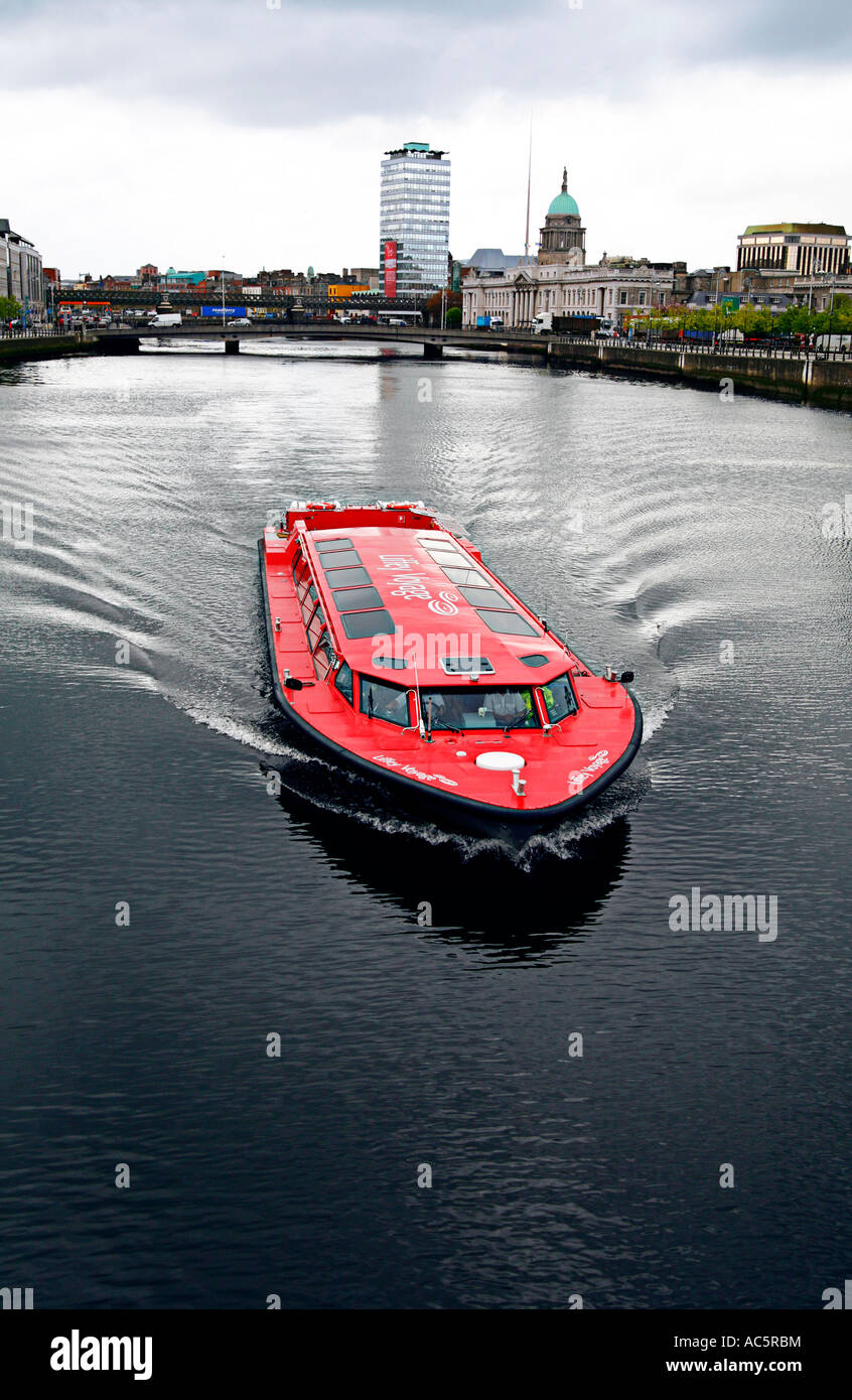 Geist der Docklands Fluss Liffey Ausflugsboot Stadt Dublin Irland Stockfoto