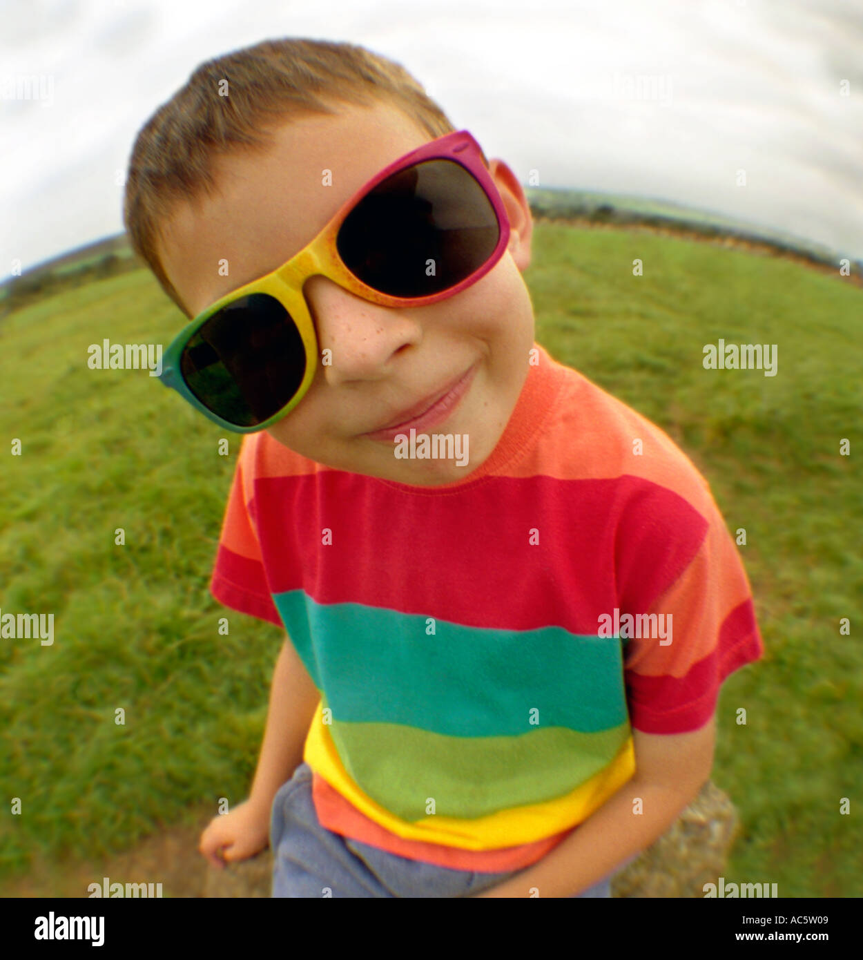 Fisheye Aufnahme eines frechen jungen tragen bunte Sonnenbrille und t-Shirt. Stockfoto