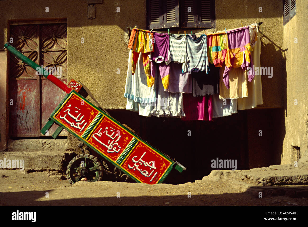 Wäscheleine und Karren in Kairo Ägypten Wäscheleine Kleider Casual Warenkorb Cairo Ägypten Ägypter Markt städtisches Motiv sand weit weg Ägypten Stockfoto