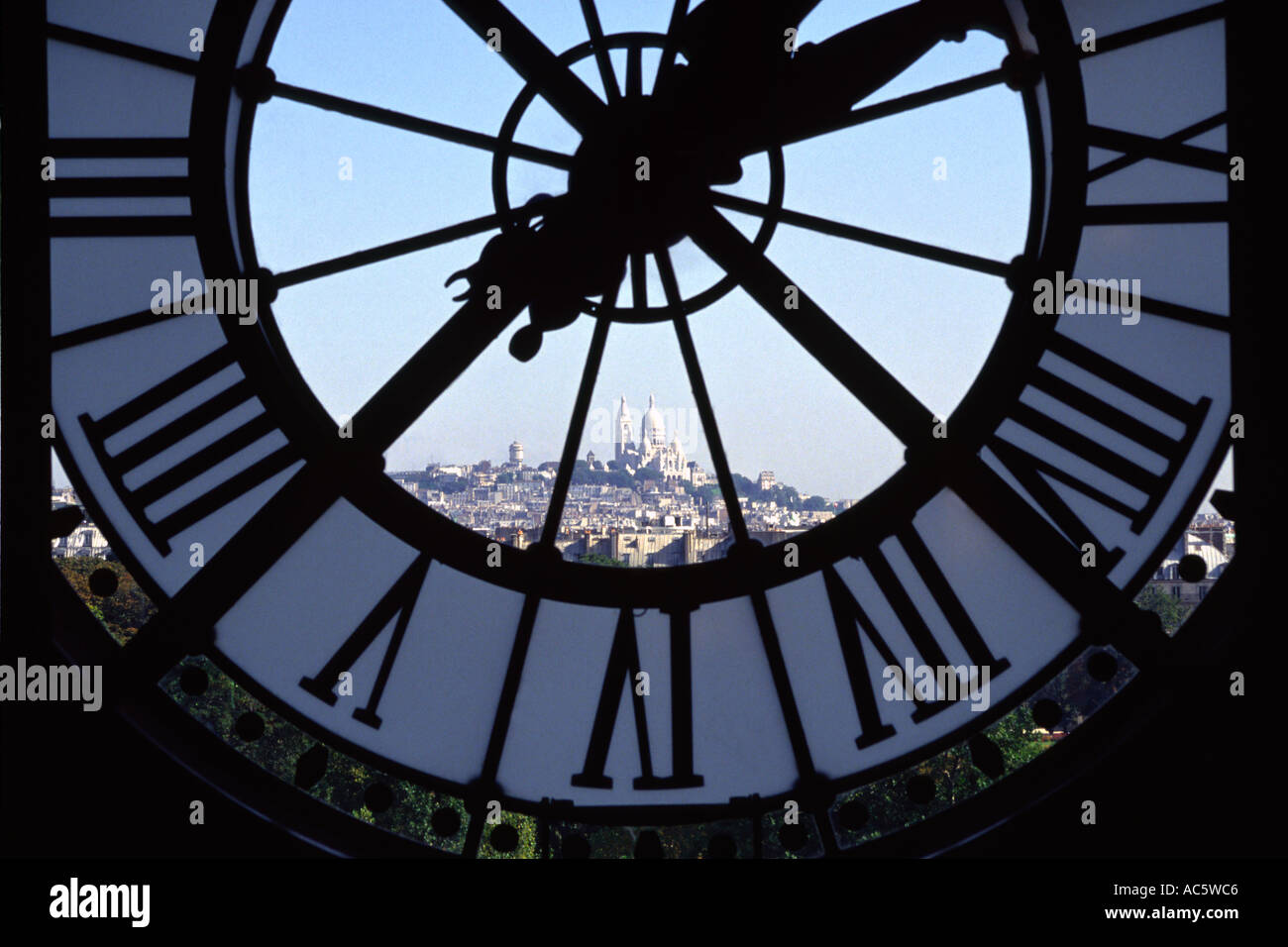 Musée D Orsay Uhr Fenster mit Blick auf Sacre Coeur in Paris Frankreich Architectural Feature Uhr Frankreich innen International Land Stockfoto