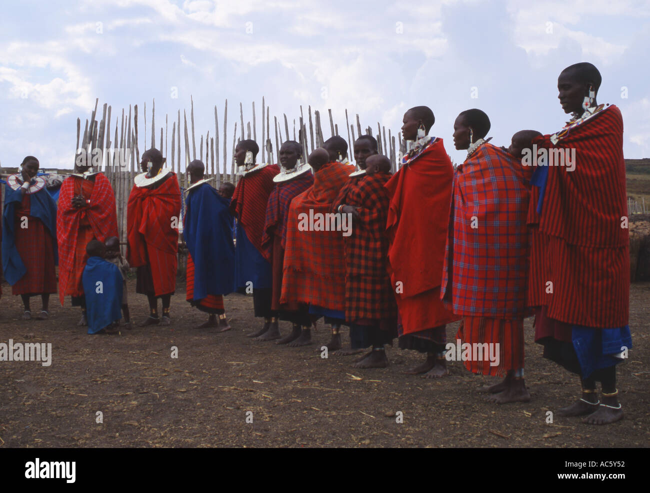 Massai im Dorf Ngorongoro Krater Nationalpark Tansania Stockfoto