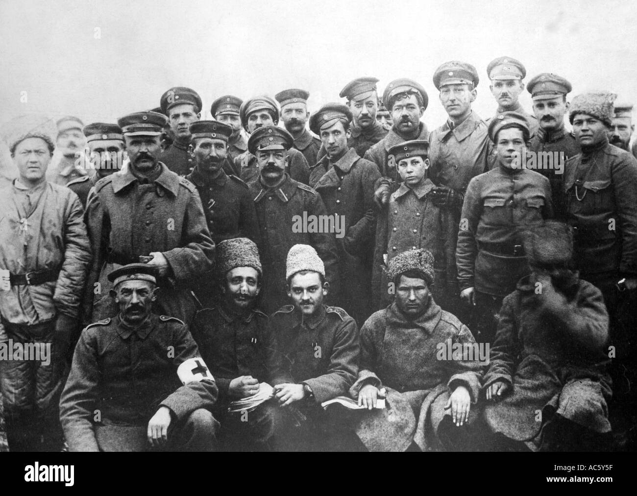 WWI deutsche Soldaten in Spitzen Kappen verbrüdern sich mit russischen Truppen im Jahre 1918 Stockfoto
