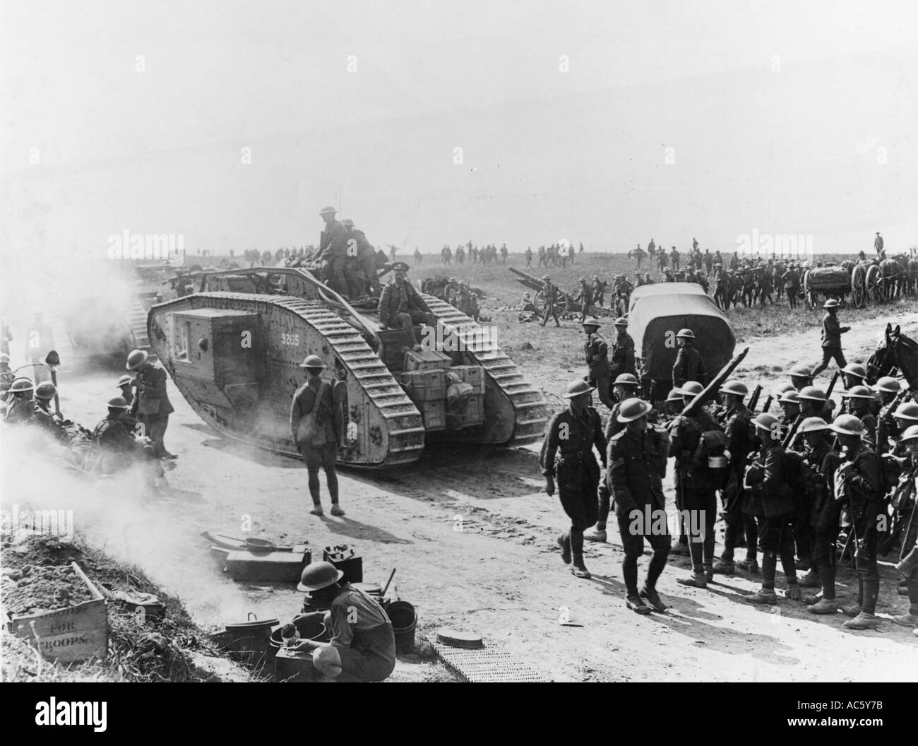 WWI - Männer und Rüstung aufsteigen nach der Einnahme von Grevillers, Frankreich, von der New Zealand Division 26. August 1918 Stockfoto