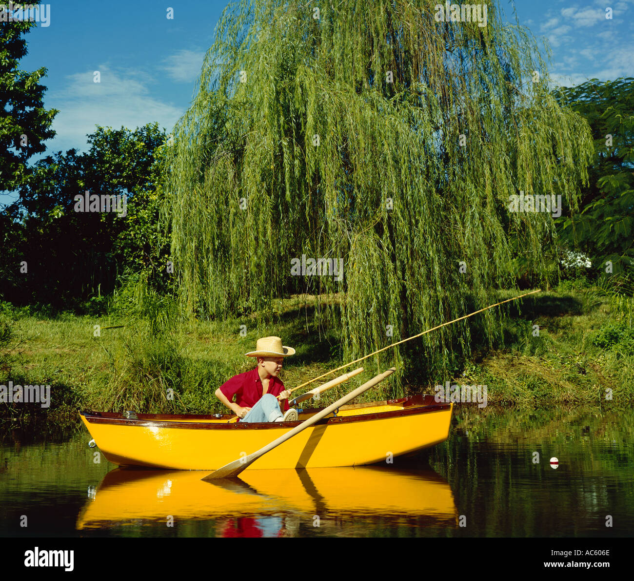 Junge, Fischen im Teich von kleinen Ruderboot Stockfoto