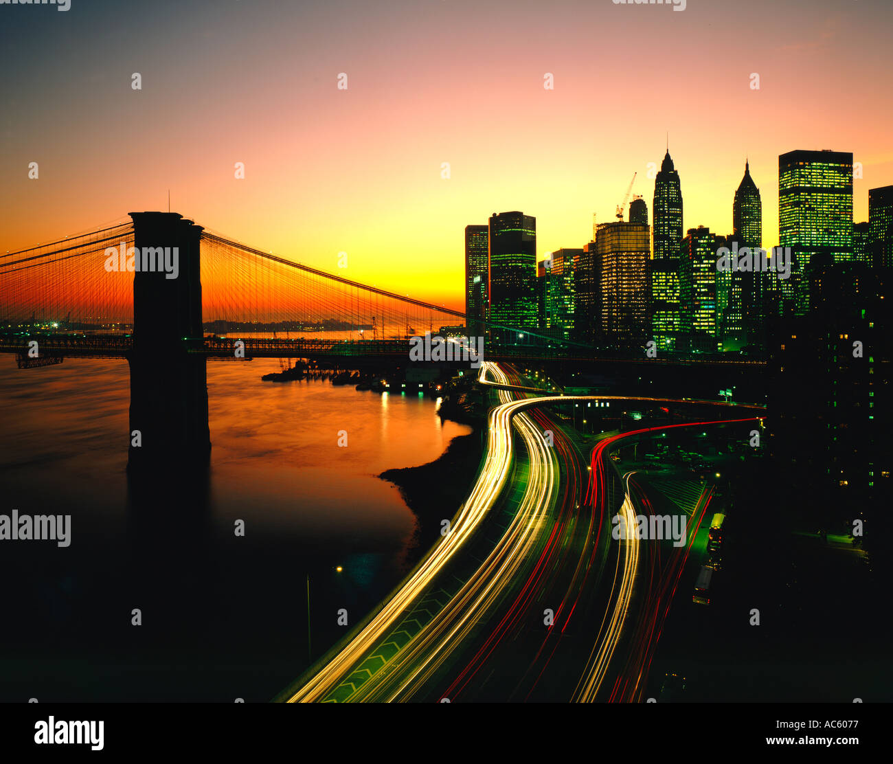 New York und Brooklyn Bridge bei Sonnenuntergang leuchten Stockfoto