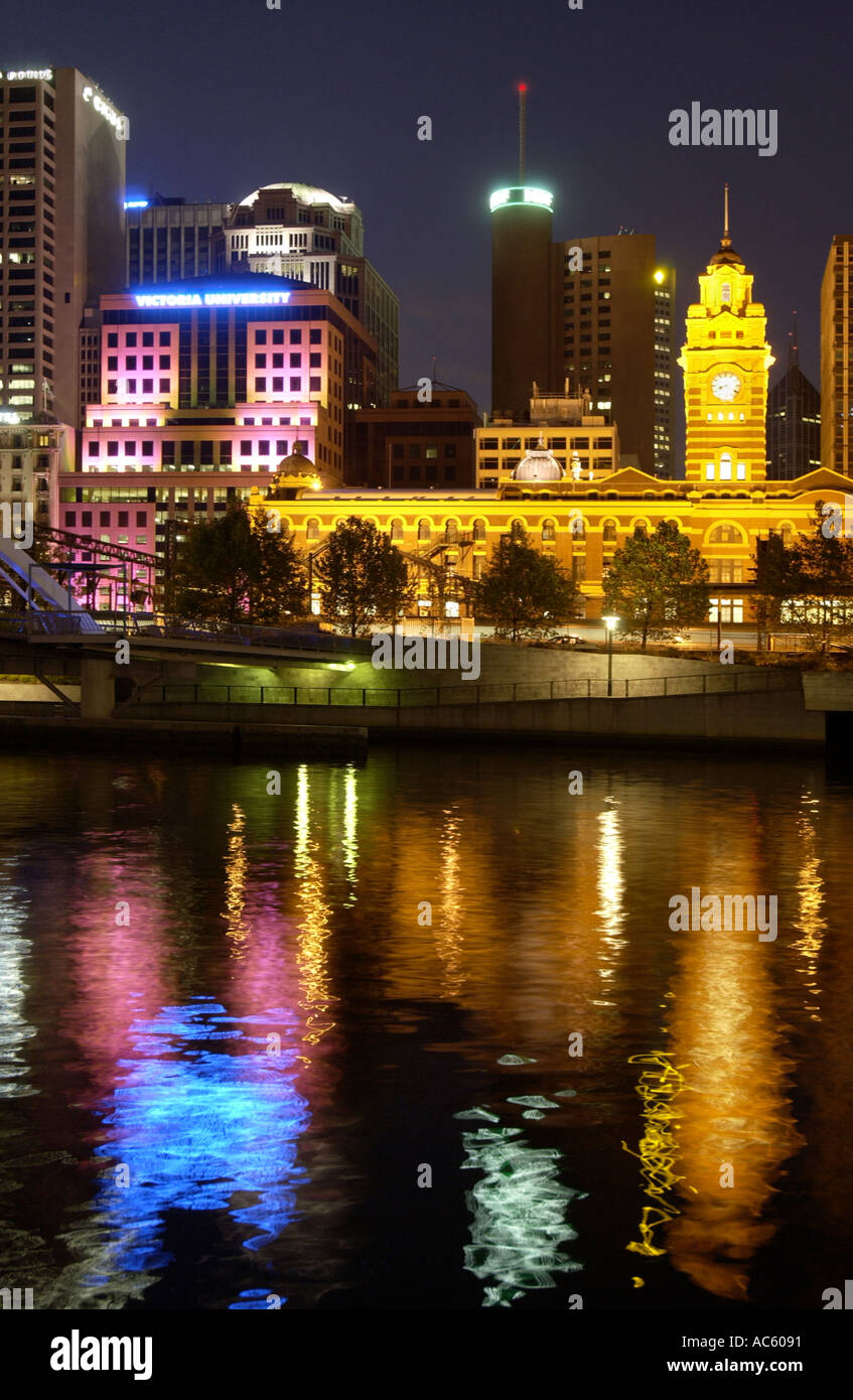 City of Melbourne Licht spiegelt sich in den Yarra River, Australien Stockfoto