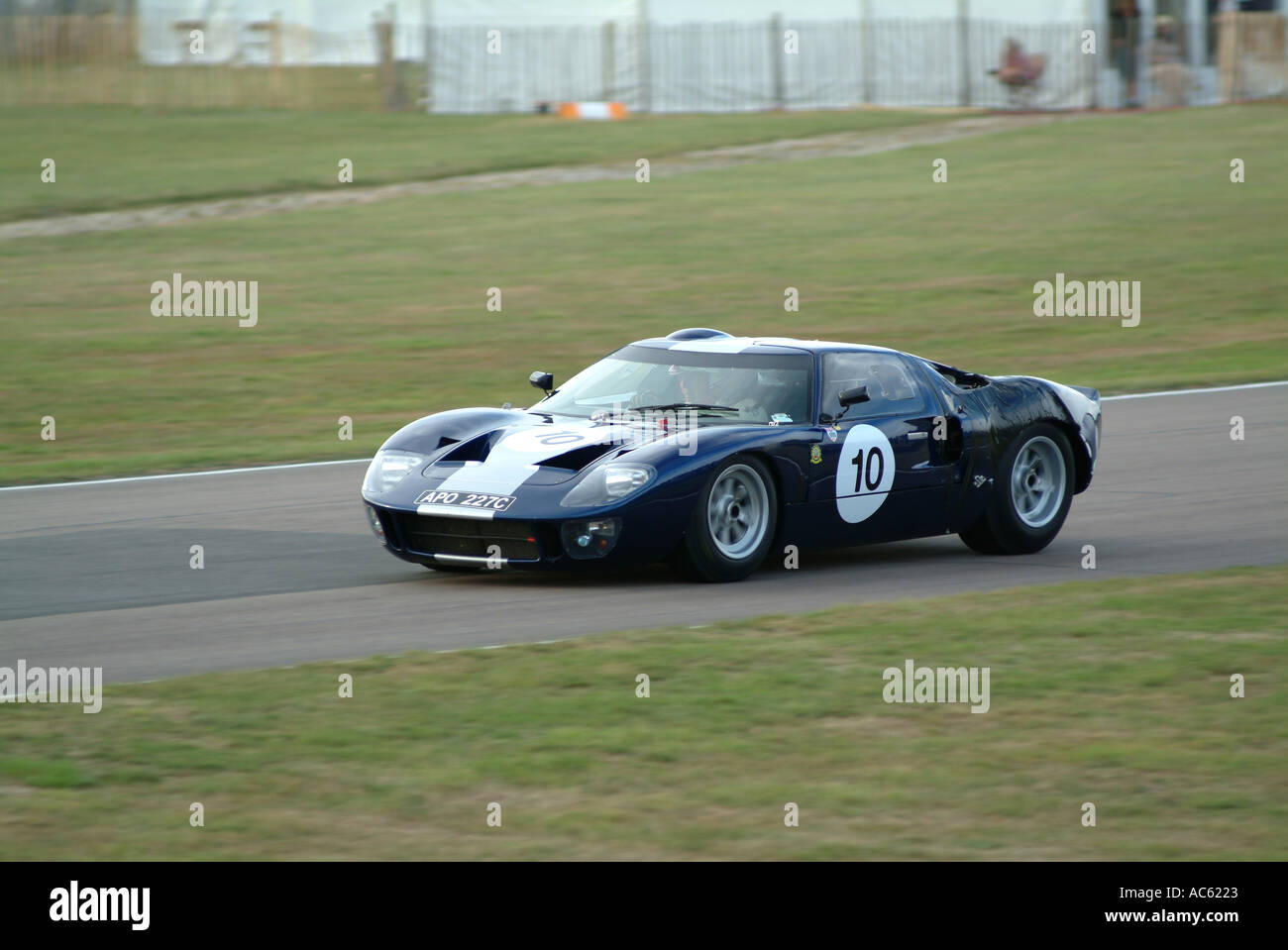 Ford GT40 Sportwagen am Goodwood Revival Motorsport-Treffen 2003 West Sussex England Vereinigtes Königreich UK Stockfoto