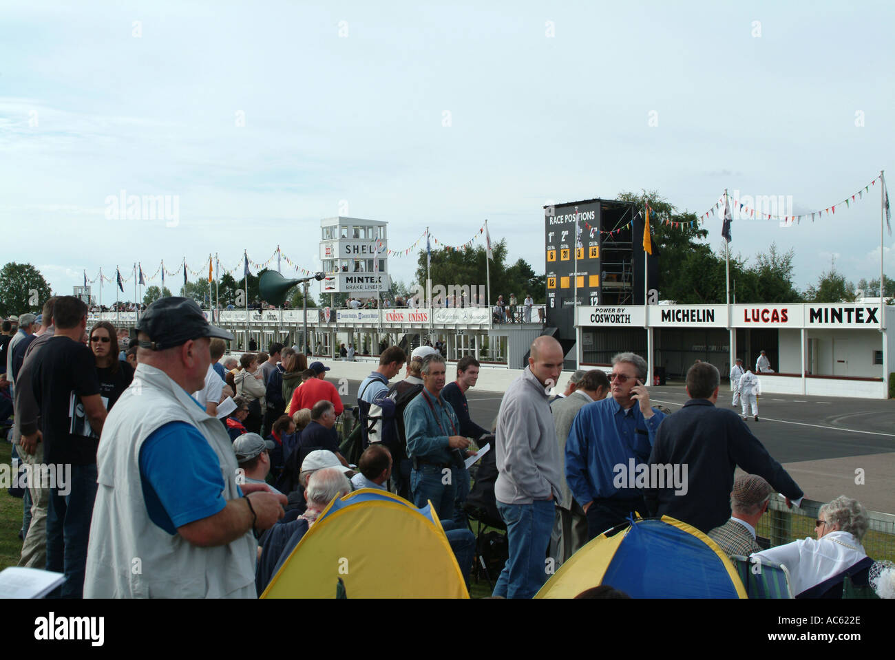 Massenszene am Goodwood Revival Motorsport-Treffen 2003 West Sussex England Vereinigtes Königreich UK Stockfoto