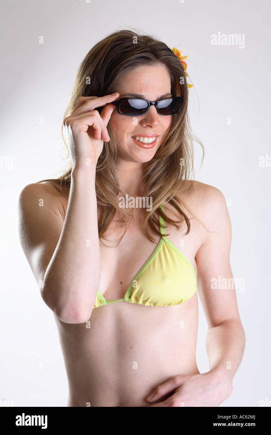 Junge Frau Im Bikinioberteil Mit Sonnenbrille junge Frau trägt ein Bikinioberteil und Sonnenbrillen Stockfoto