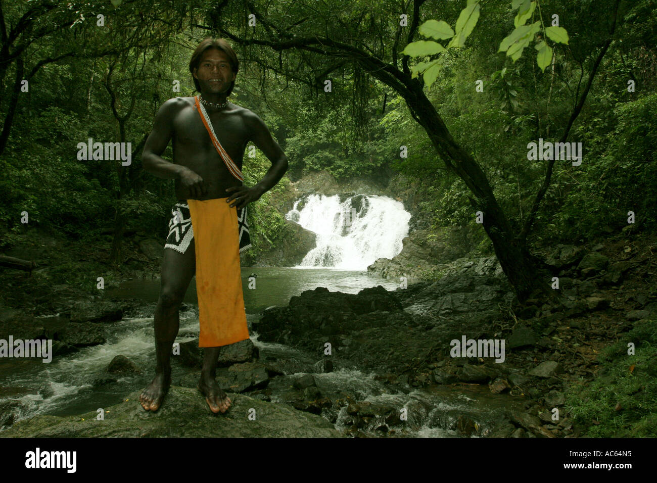 Embera Indianer in der Nähe eines Wasserfalls auf dem Chagres River in den City-Dschungel Chagres Nationalpark Stockfoto