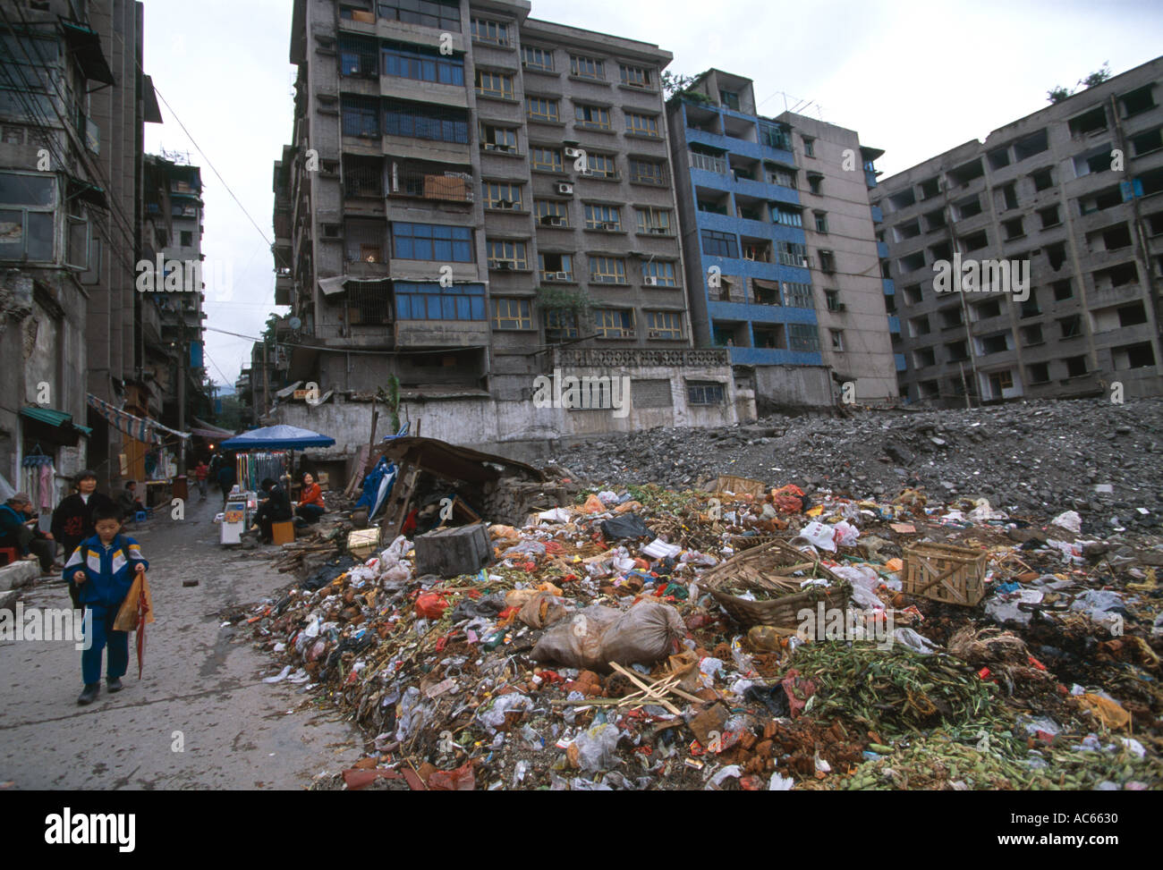 Müll Schutt und verlassene Gebäude säumen die Straßen in Fengjie China Stockfoto