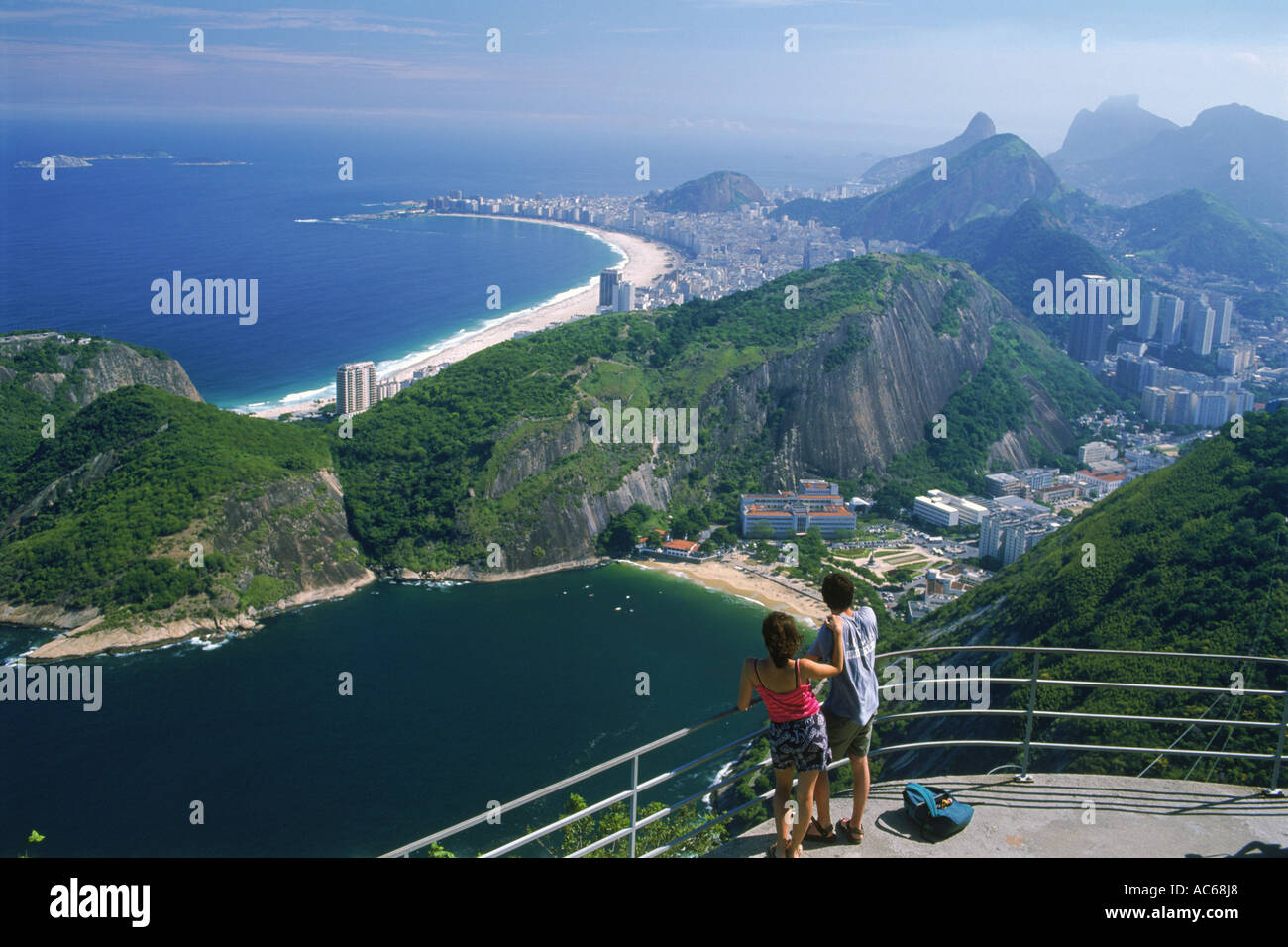 Paar am Zuckerhut oder Pao de Acucar über Rio De Janeiro Strände, Buchten und Berge Stockfoto