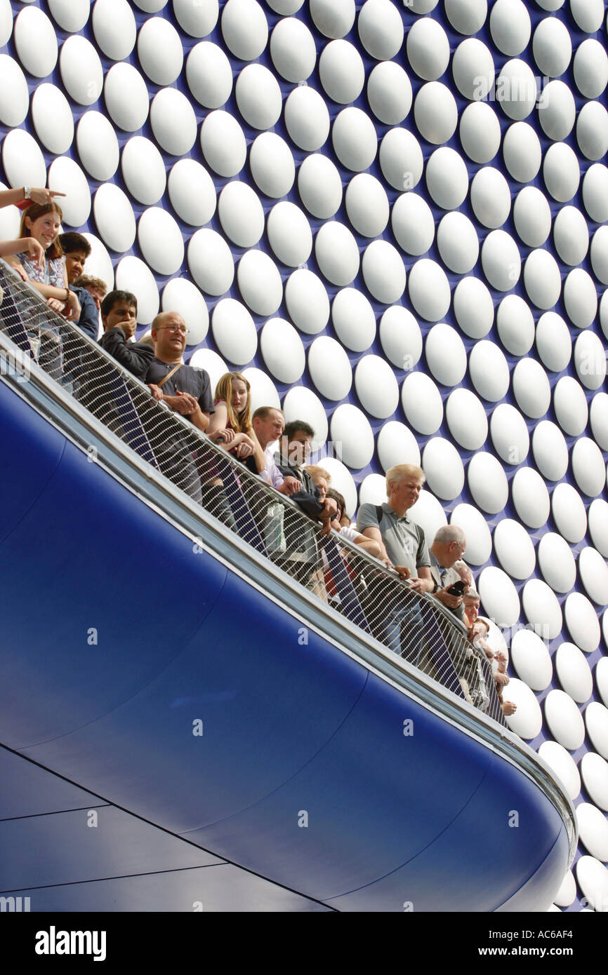 Menschen auf dem Balkon vor dem neuen Birmingham Selfridges Gebäude als die Eröffnung eines neuen Bull Ring Entwicklung Stockfoto