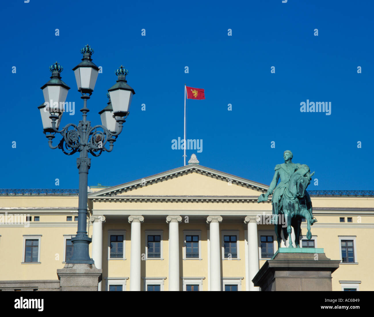 Statue von Carl Johan mit Kongelige Slott (Königlicher Palast) Darüber hinaus, Slottsparken, Oslo, Norwegen. Stockfoto