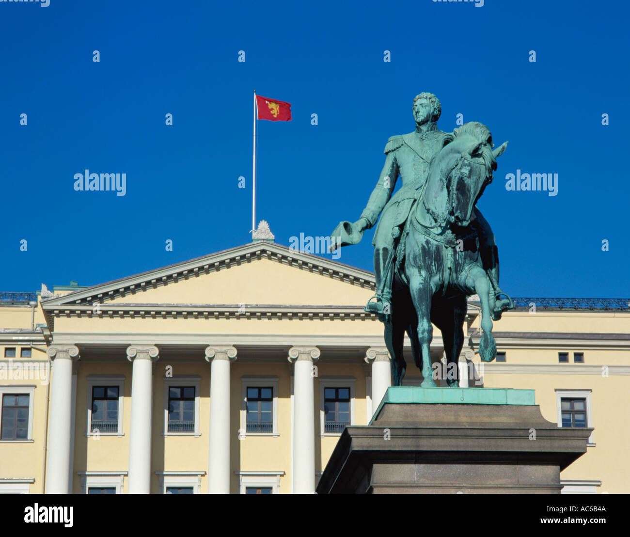 Statue von Carl Johan mit königlichen Slott (Königlicher Palast) hinaus Slottsparken, Oslo, Norwegen. Stockfoto