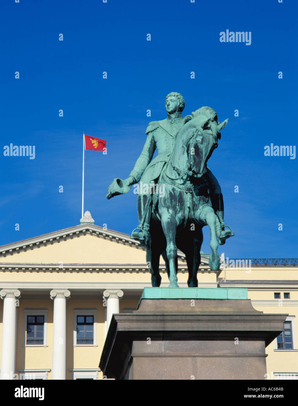 Statue von Carl Johan mit königlichen Slott (Königlicher Palast) hinaus Slottsparken, Oslo, Norwegen. Stockfoto