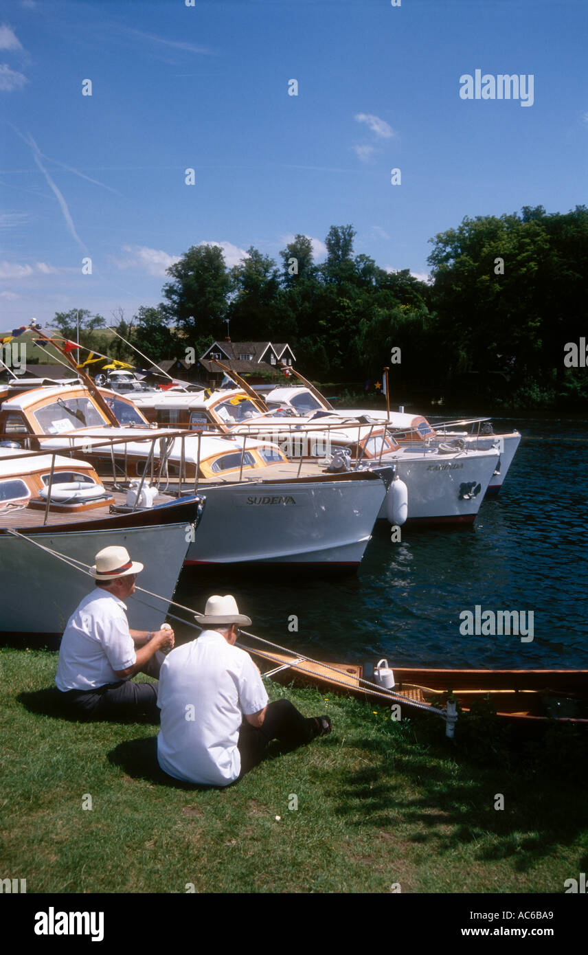 Bates Star Craft Cruiser auf der Themse in Henley in Oxfordshire, England UK Stockfoto