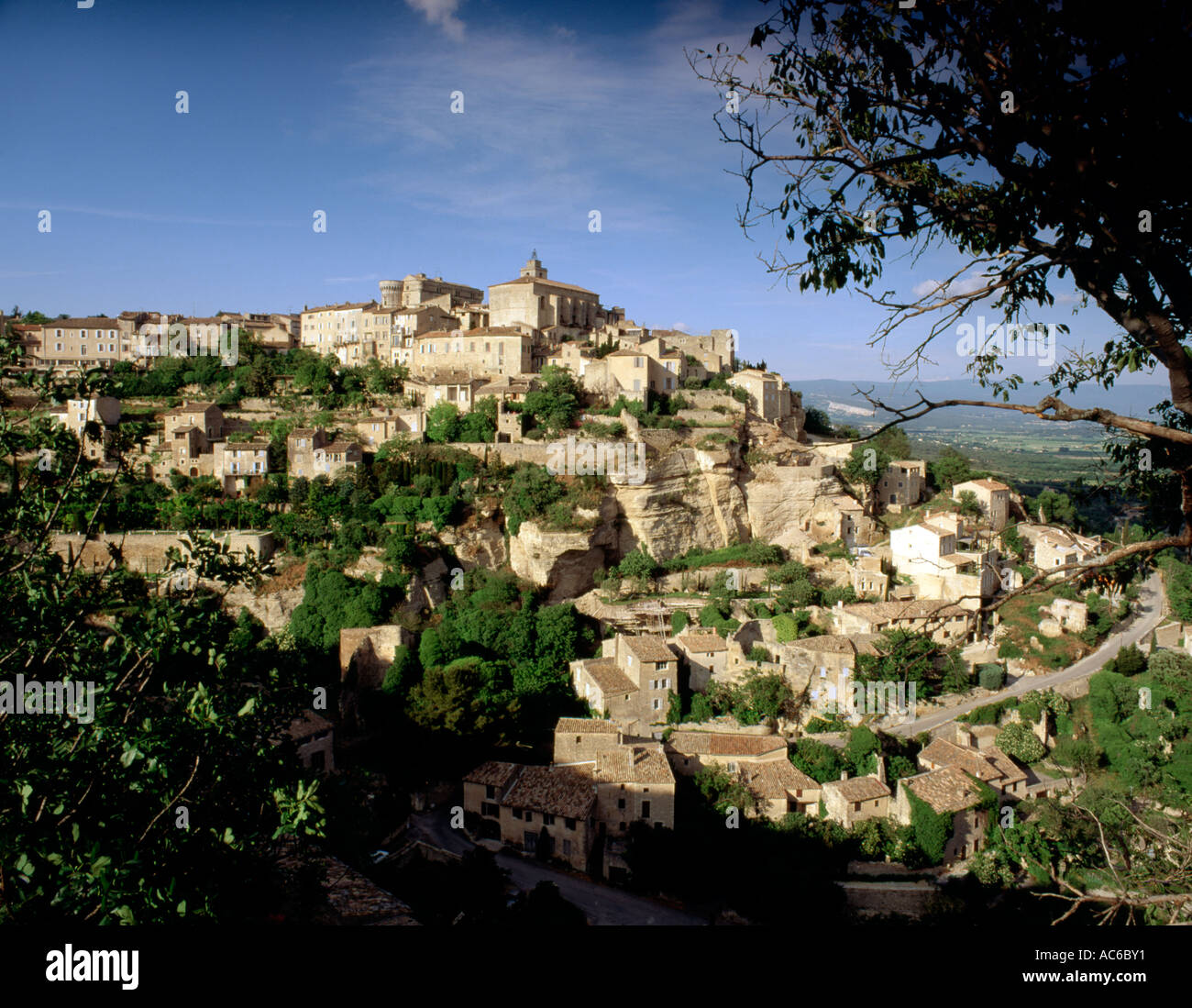 Das römische Bergdorf Gordes in der Region Vaucluse und Luberon der Provence in Südfrankreich. Ein historisches Dorf, das von seiner burg dominiert wird. Stockfoto
