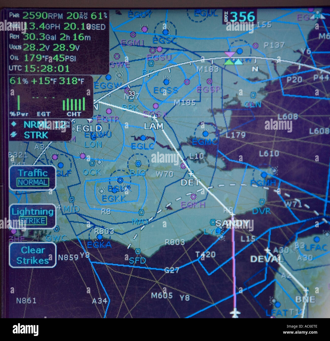 Während des Fluges und Überschrift für Denham Flugplatz, Böcke, Südengland - Cirrus SR22 Leichtflugzeug Bildschirm Stockfoto
