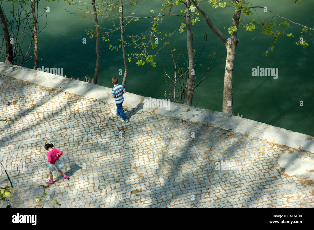 Kinder spielen am Ufer des Tiber Stockfoto