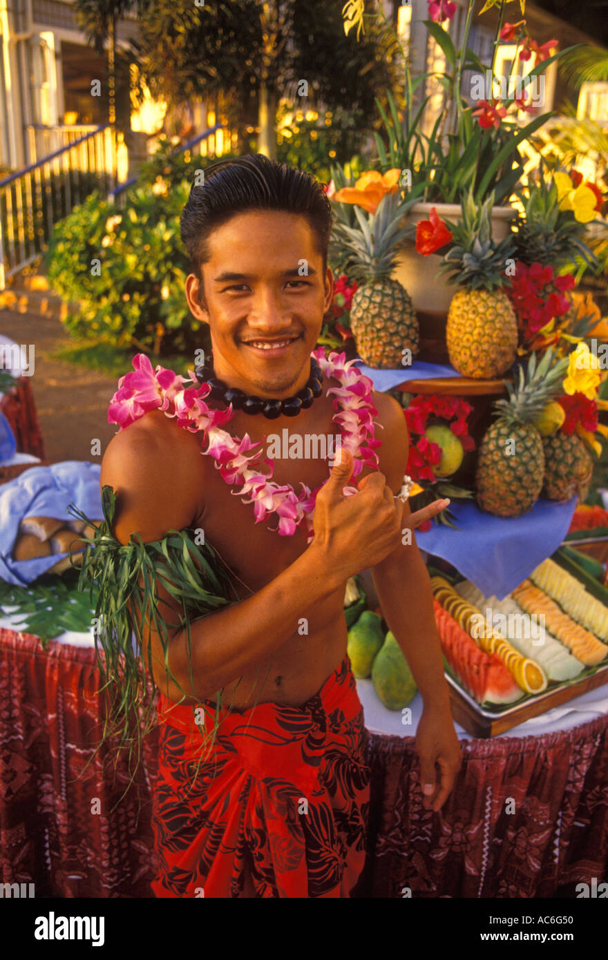 1, 1, hawaiische Mann, Junger Mann, dass Handzeichen, lose hängen, halbe Länge, Taille, Porträt, Luau, Stadt Lahaina Lahaina, Maui, Hawaii Stockfoto