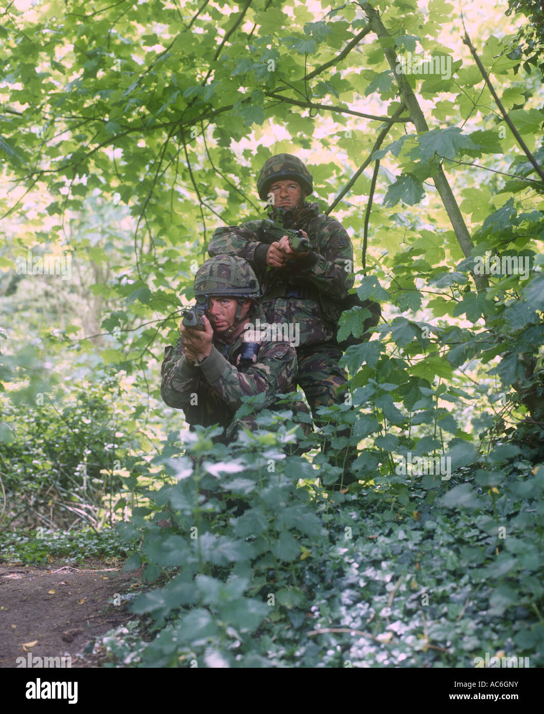 Britische Soldaten in der militärischen Ausbildung mit Waffen Stockfoto