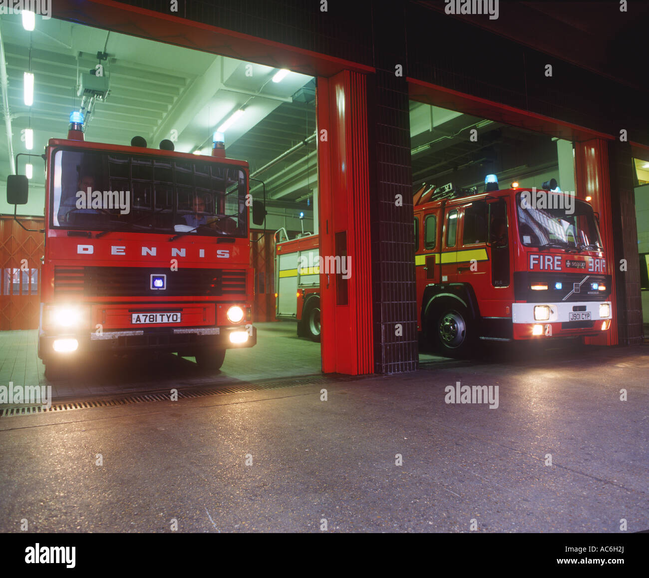 Feuerwehrfahrzeuge in Feuerwache, London Stockfoto