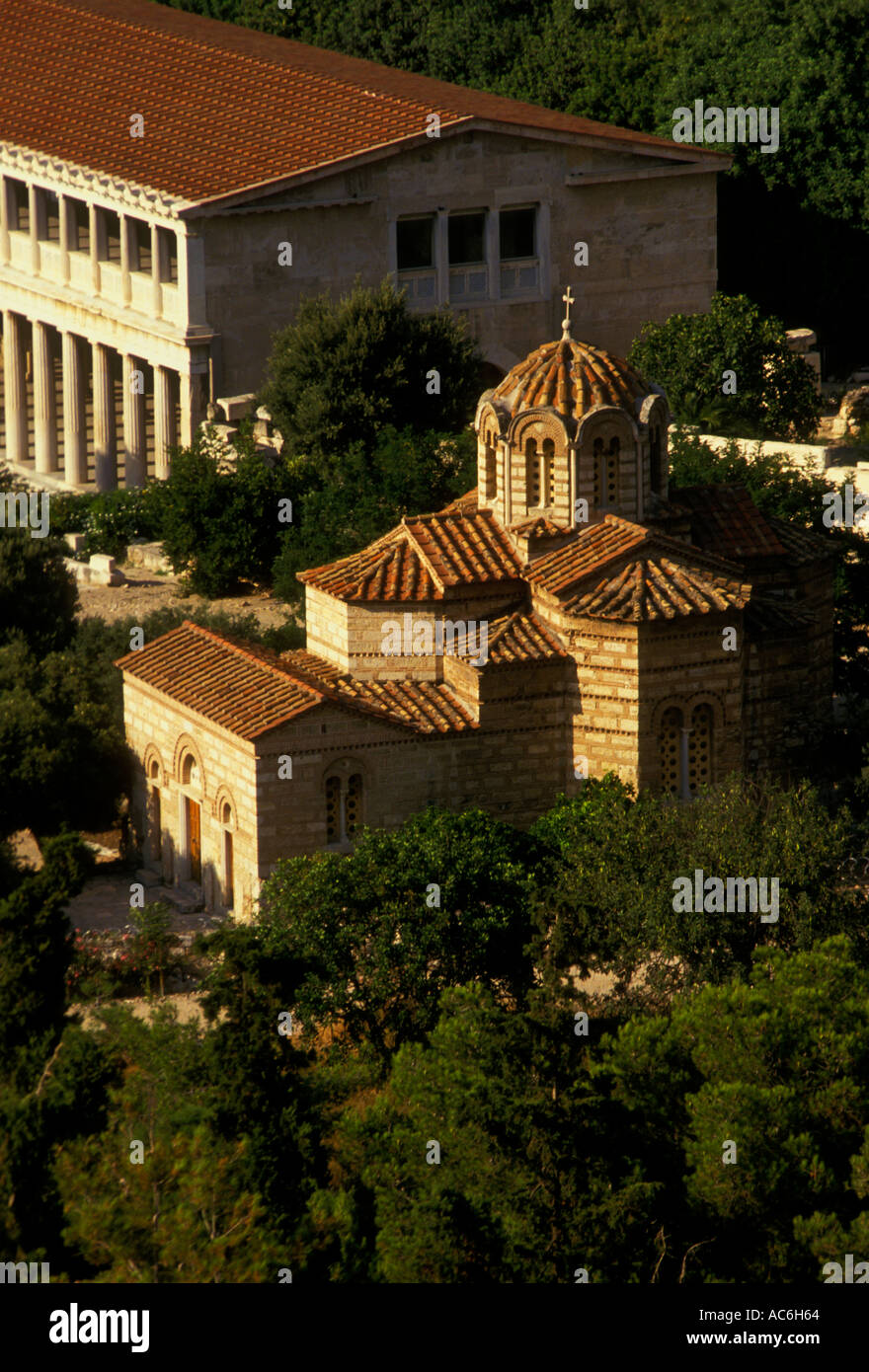 Antike Agora-Marktplatz und Agii Apostoli im Vordergrund und Stoa des Attalos im Hintergrund Athen Griechenland Europa Stockfoto