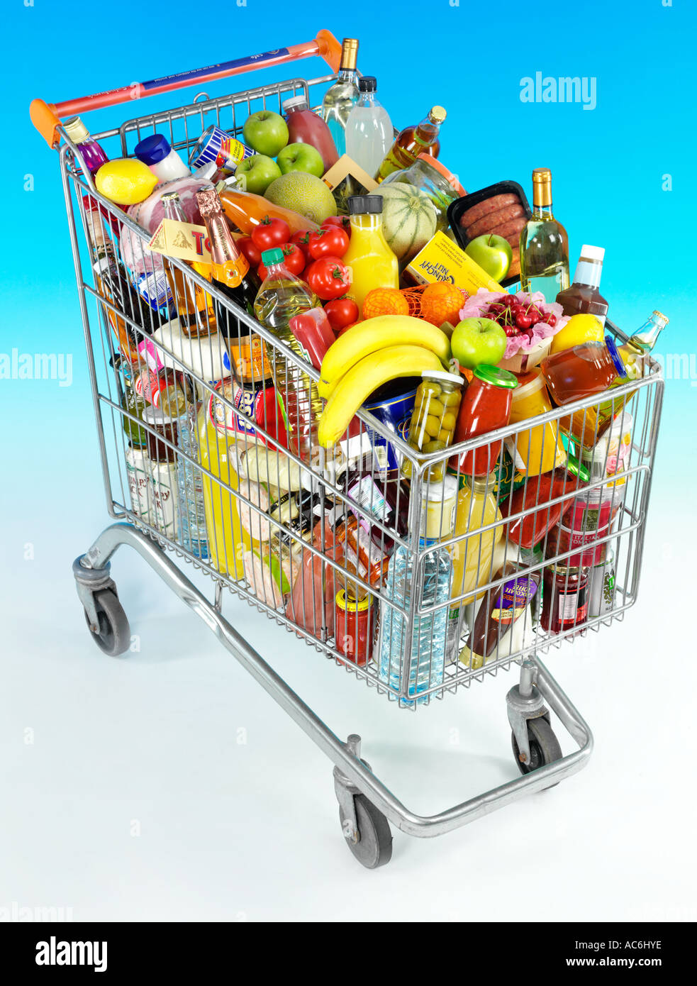 EINKAUFSWAGEN / LEBENSMITTELGESCHÄFT WARENKORB Stockfoto