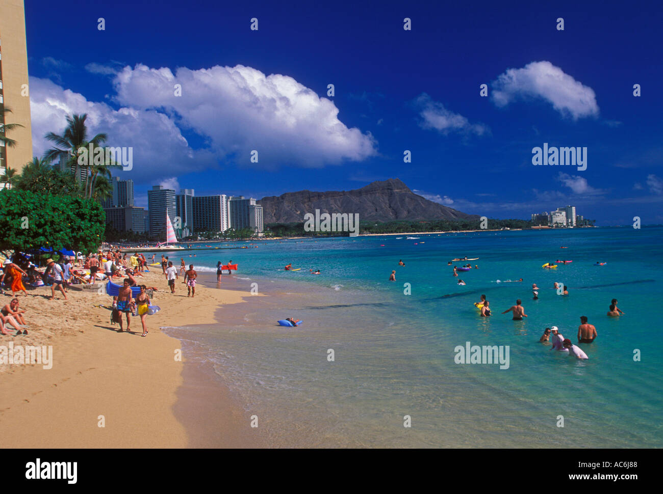 Badegäste und Hotels am Waikiki Beach mit Diamond Head im Hintergrund Insel Oahu Hawaii USA Stockfoto