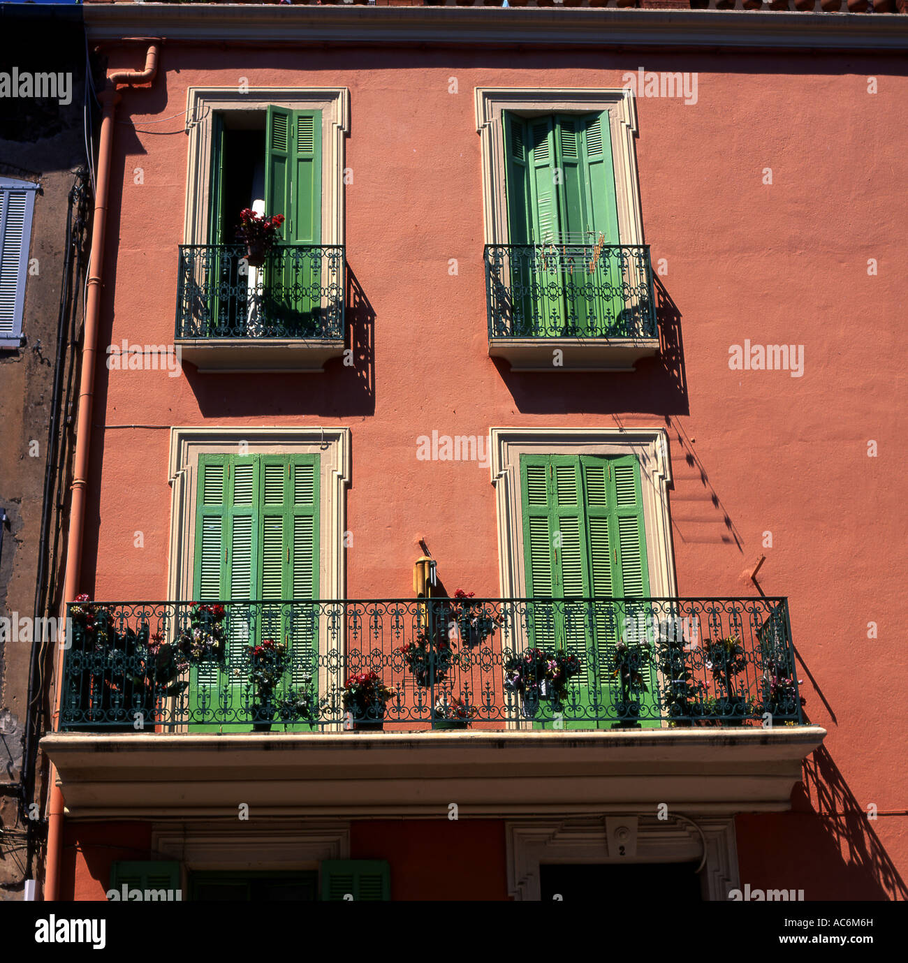 Rosa gerenderten Haus mit grünen Fensterläden in Roquebrune Sur Argens Südfrankreich Stockfoto