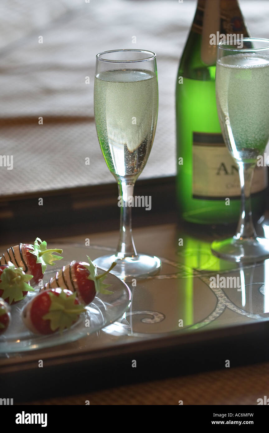 Sektgläser und Erdbeeren auf Tablett Hotel Room Service Stockfoto