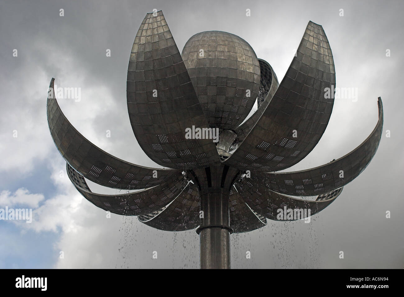 Edelstahl-Blume als Brunnen am Kugelbrunnen in Aachen Deutschland im Frühjahr Stockfoto