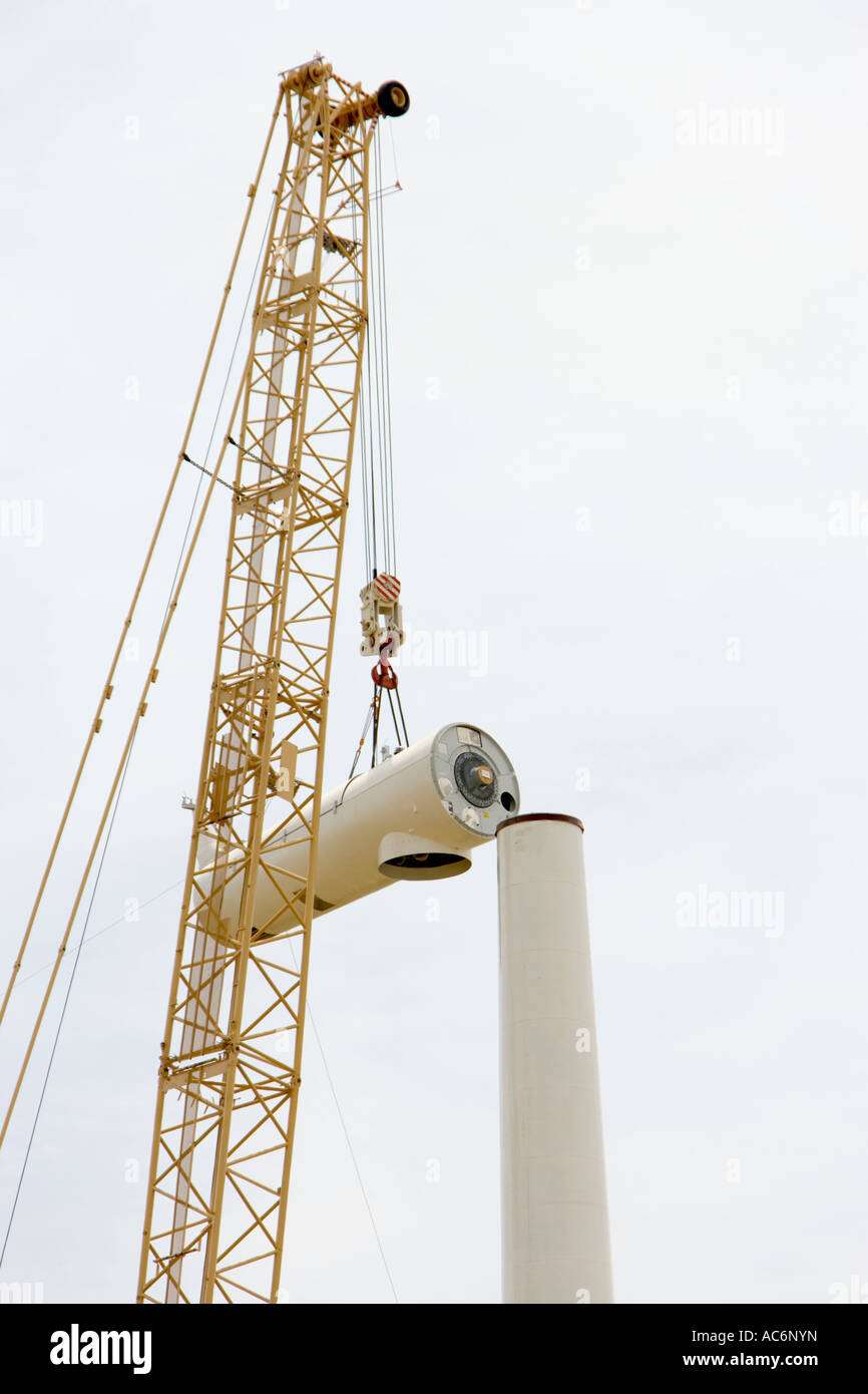 Kran befestigen & installieren Generator Windkraftanlage, Oregon wird vorbereitet Stockfoto