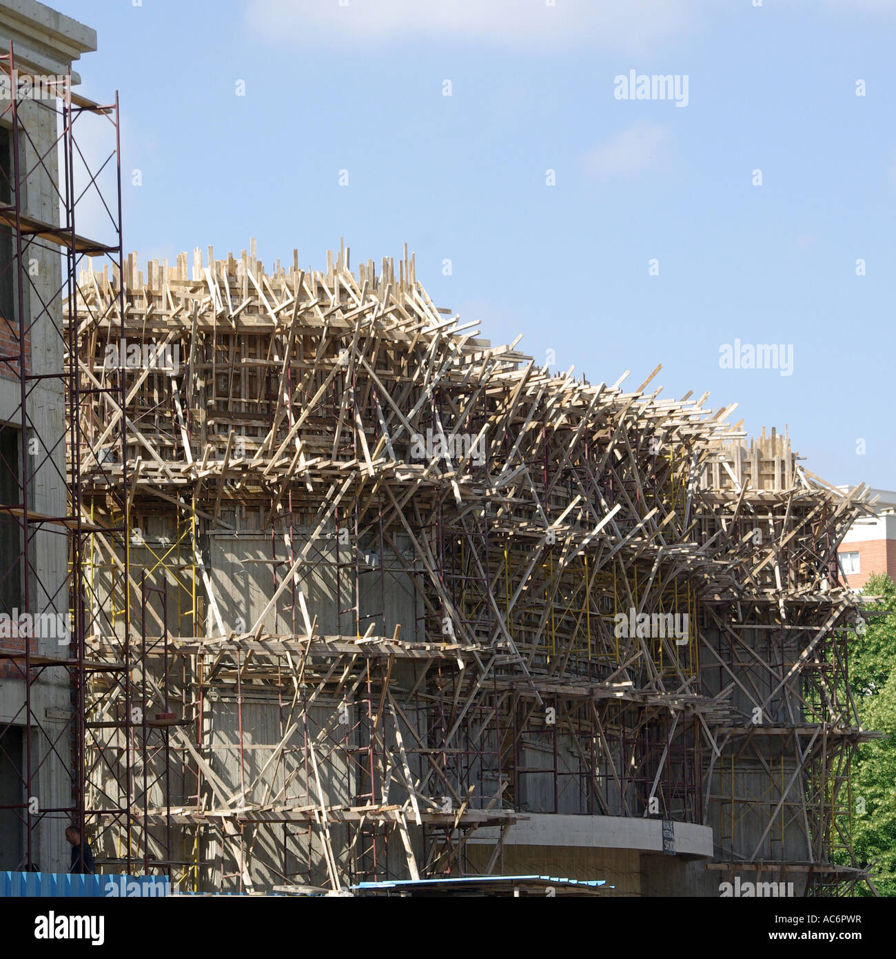 Komplizierte Struktur der temporären Schnittholz Schalung & Gerüst um neue konkrete Struktur auf Bau Baustelle Tirana Republik Albanien Stockfoto