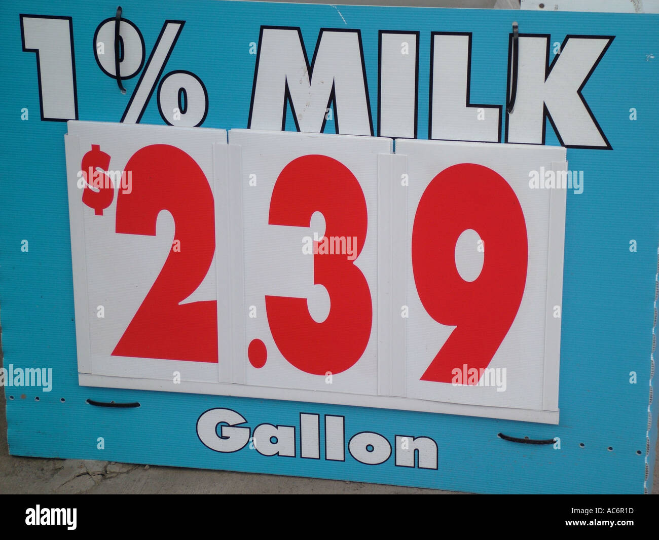 AJD42950, Zeichen, Preis für 1 % Low fettarme Milch Stockfoto