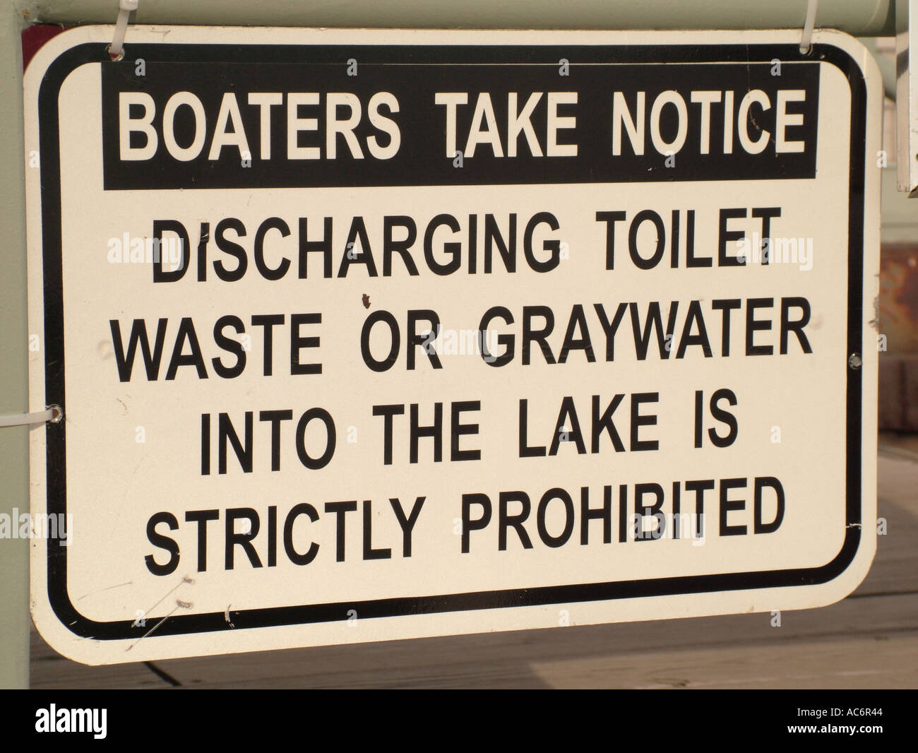 AJD42977, Zeichen, Bootsfahrer nehmen Hinweis Toilettenabfall entladen oder Grauwasser in den See ist strengstens untersagt Stockfoto