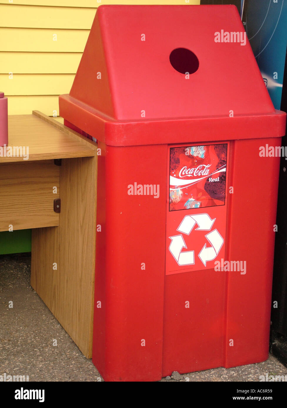 AJD42988, rot Recycling kann, Coca-Cola Sponsor logo Stockfoto