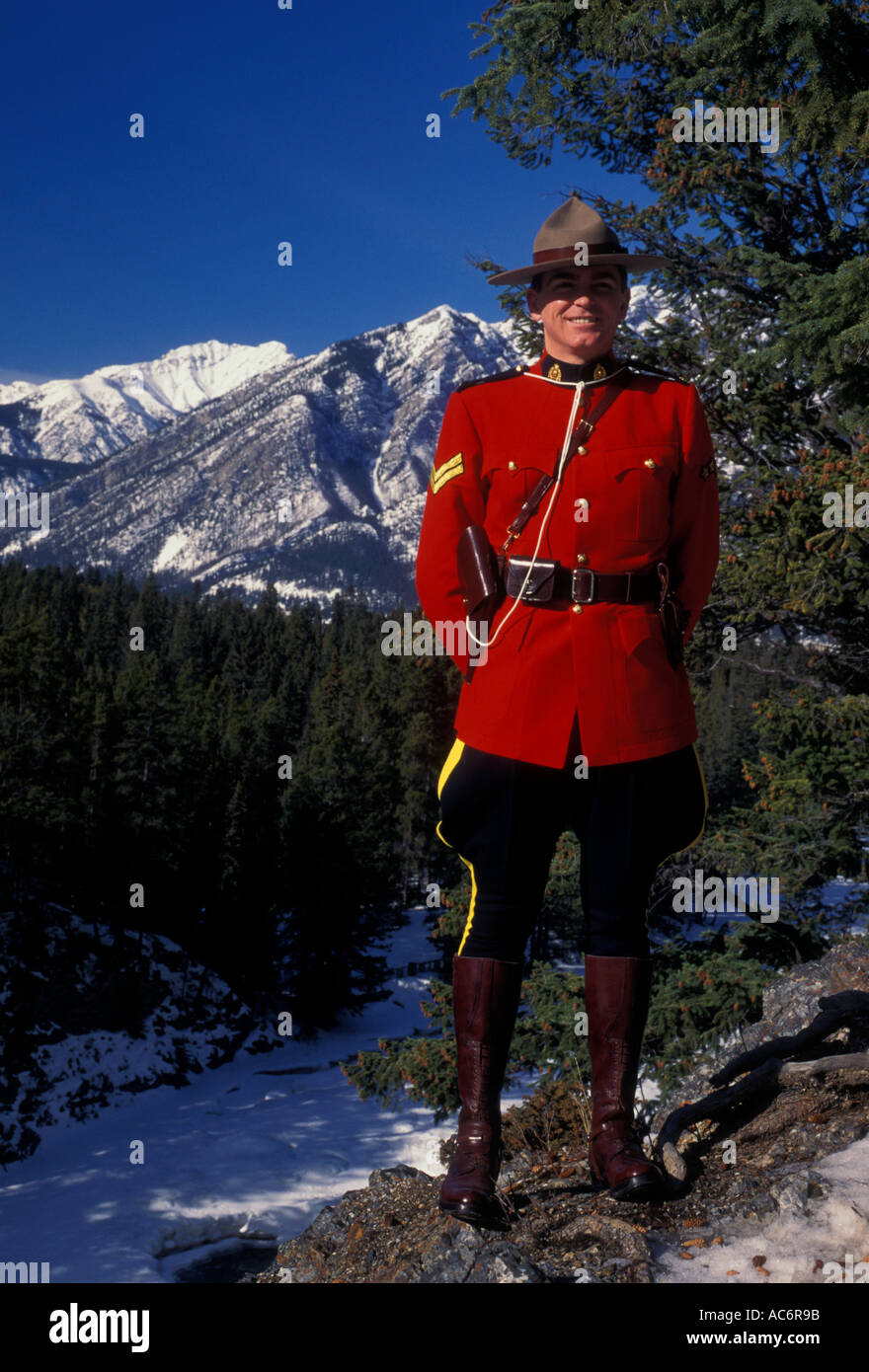 1. ein erwachsener Mann männlich Royal Canadian Mounted Police RCMP aka Kanadische Mountie auf Aufgabe in den Kanadischen Rocky Mountains im Banff in Alberta, Kanada Nordamerika Stockfoto