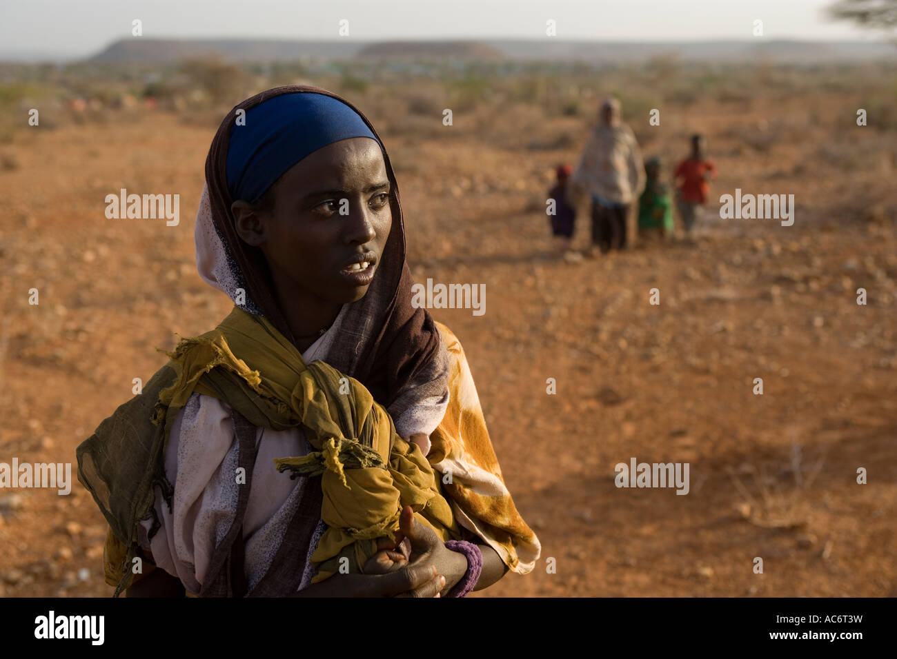 GARBAHARRE WESTERN SOMALIA 27. Februar 2006 Kinder stehen etwa in der Camp am Rande der Stadt zu verlagern Stockfoto