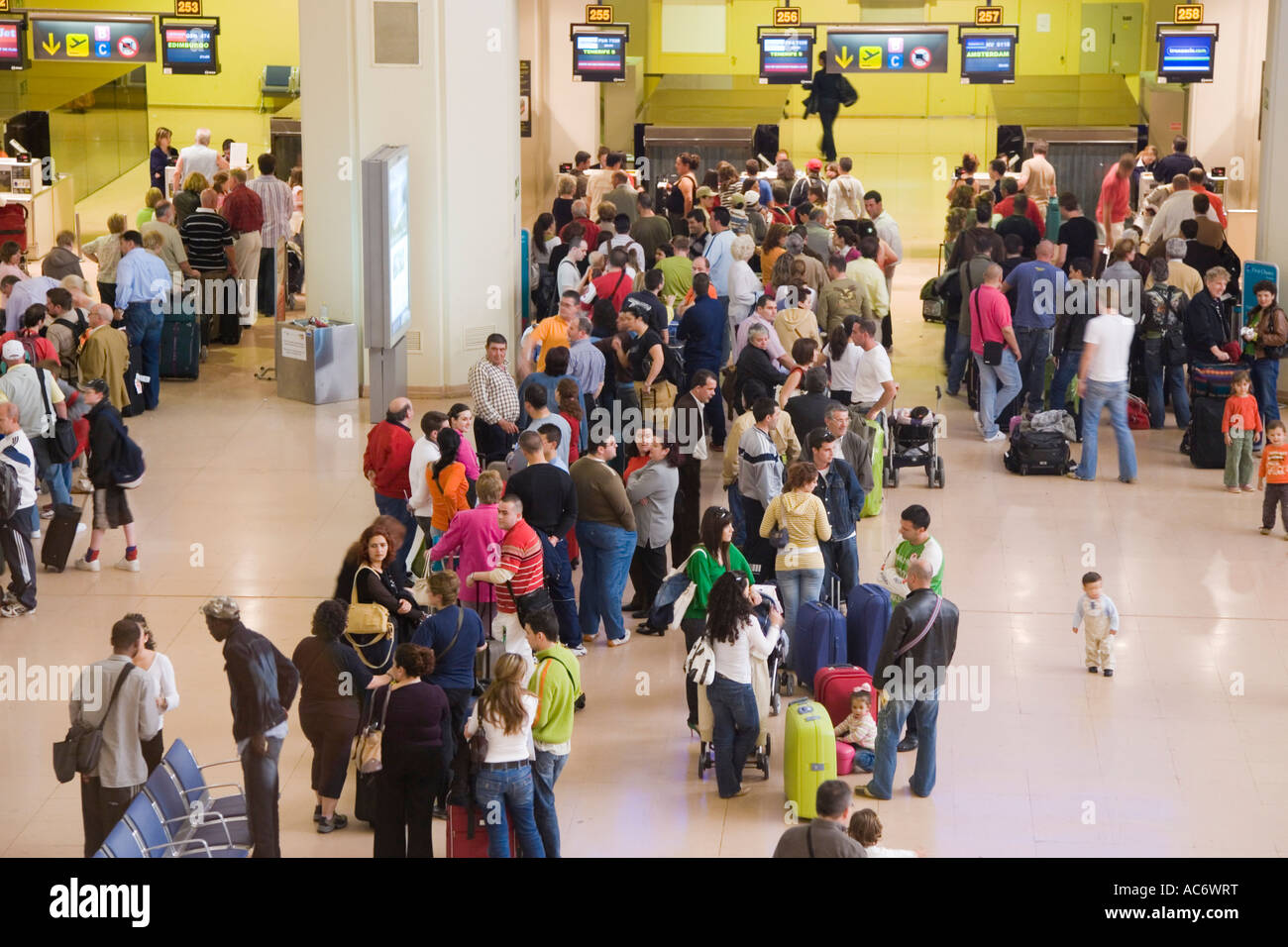 Malaga Costa del Sol Malaga Provinz Spanien Passagiere queuing in Abflughalle am Flughafen Malaga Stockfoto